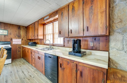 Pineville Cabina | Authentic Log Cabin in Pineville ~ 2 Mi to River!