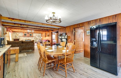 Pineville Cabina | Authentic Log Cabin in Pineville ~ 2 Mi to River!