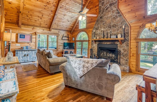 My Mountain Cabina | Authentic Rustic Log Cabin - Fireplace, Fire pit, 2 Acres, Peaceful Outdoors