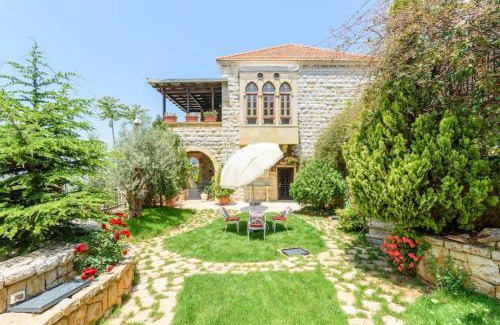 Duhur ash Shuwayr Casa | Authentic Villa with Pool and Garden in Beit Chabeb