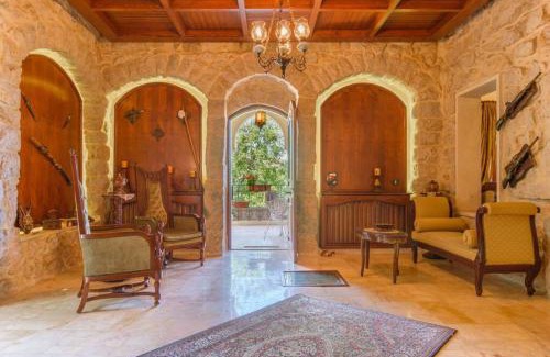 Duhur ash Shuwayr Casa | Authentic Villa with Pool and Garden in Beit Chabeb