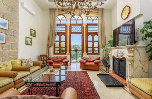 Duhur ash Shuwayr Casa | Authentic Villa with Pool and Garden in Beit Chabeb
