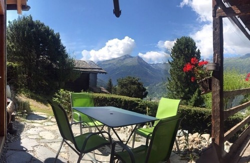 St. Luc Chalet De Esquí | Authentique chalet valaisan en madrier de mélèze sur deux étages pour 7 personnes, récemment rénové.