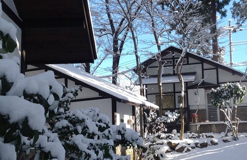 Kinugawa Onsen Cabaña | Caza de hojas de otoño base Base de turismo de Nikko ♪ ¡Se puede llegar a una cabaña de la estación en tren!100 minutos en expreso limitado desde Kitasenju ♪ 4 minutos a pie desde la estación ♪ Hay mucha naturaleza cerca de la estación.Kinugawa Onsen e...