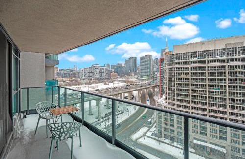 Fort York Apartamento | Autumnaly Whisper 2 BR & DEN in the Heart of the City