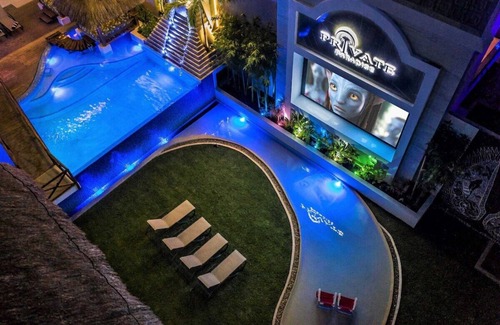 Costa Maya Villa | 150 'Tobogán, 3 teatros, 2 jacuzzis, Frente al Mar Infinity Pool, Swim-up Bar