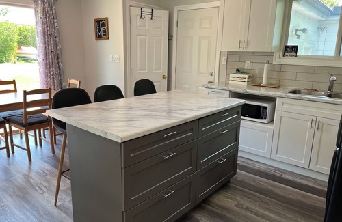 Port Franks Cabaña | Awesome 3 bedroom cottage located close to Lake Huron. Watch the sunset off deck