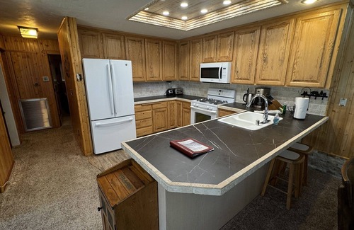 Lakehead Casa | Awesome Family Lake House, Big Deck, Game Room - Shasta Lakeshore Retreat #17