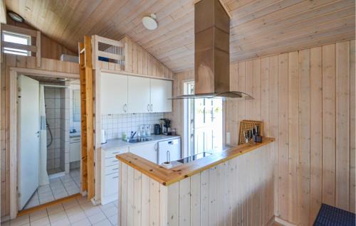 Ronde Casa | Awesome Home In Rønde With Kitchen