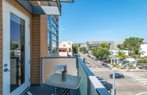 Pico Apartamento | Awesome Top Floor 2-Bedroom with Balcony