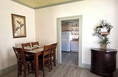 Palatka Cabaña | Azalea Cottage – Walk to Riverfront & Downtown, Boat-Friendly Driveway