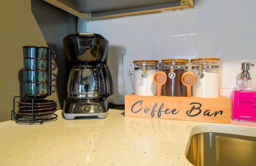 Columbus Apartamento | B&W | King Suite - 10 mins to Ft Moore