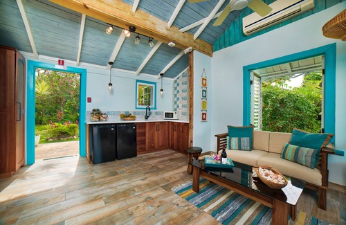 Runaway Bay Cabaña | Bahia - encantadora cabaña de playa, loft de madera y persianas, jardín, personal