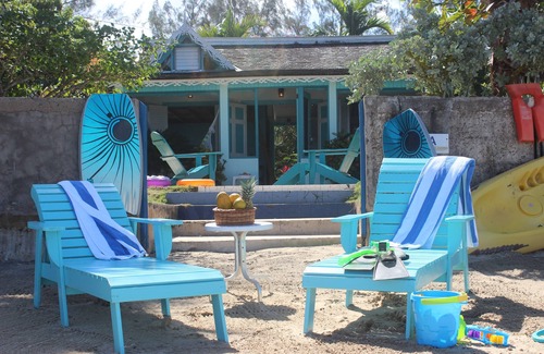 Runaway Bay Cabaña | Bahia - encantadora cabaña de playa, loft de madera y persianas, jardín, personal