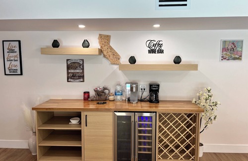 Bakersfield Casa | Bakersfield Luxe Stay- Private Spa Vibes Stylish & Serene