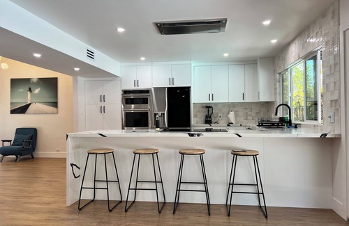 Bakersfield Casa | Bakersfield Luxe Stay- Private Spa Vibes Stylish & Serene