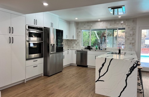 Bakersfield Casa | Bakersfield Luxe Stay- Private Spa Vibes Stylish & Serene