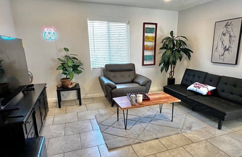 La Mesa Apartamento | BALLOON FESTIVAL experience ABQ in style newly renovated 2BD/1BA apartment