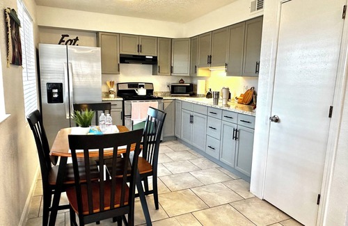 La Mesa Apartamento | BALLOON FESTIVAL experience ABQ in style newly renovated 2BD/1BA apartment