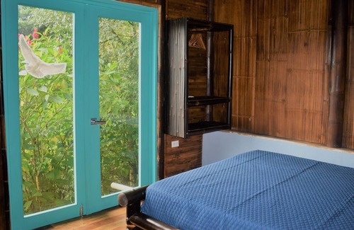 Turrialba Cabina | casa de Bambu, rodeada de naturaleza, aves y cataratas.