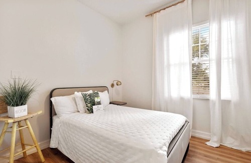 Orlovista Hotel | Banana Leaf Villa-Marley Suite with Living Room