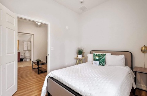 Orlovista Hotel | Banana Leaf Villa-Marley Suite with Living Room