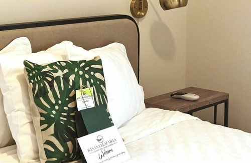 Orlovista Hotel | Banana Leaf Villa-Marley Suite with Living Room