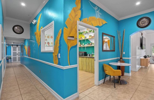 Orlovista Hotel | Banana Leaf Villa-Vintage Vibes Premium Room