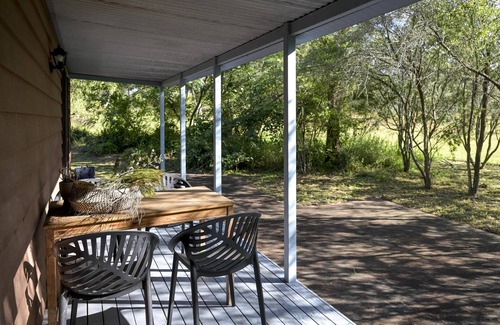 Pokolbin Cabina | Banksia Cabin 4 - 2 bedroom with 2 x queen beds