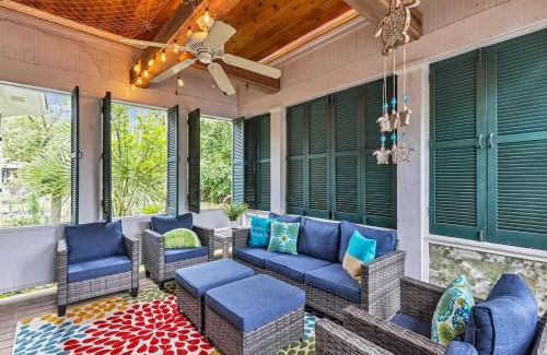 Gulfport Casa | Bare Feet Beach House Close to beach dog friendly