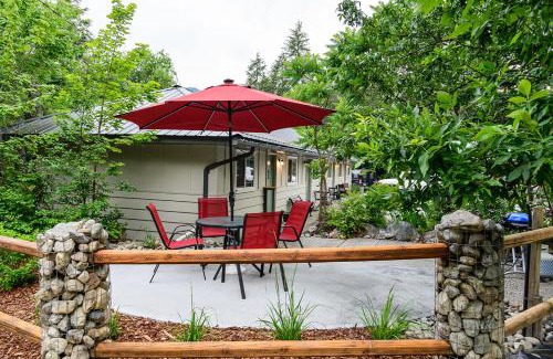 Christina Lake Hotel | Barefoot Villas and Retreat