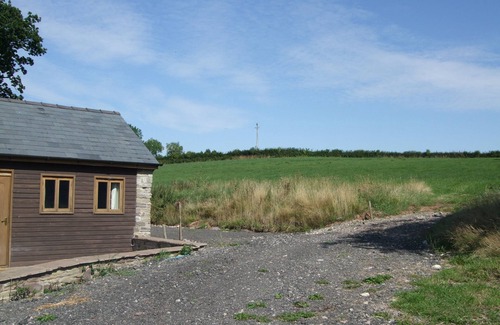 Llanvetherine Casa | Conversión Granero en un hermoso campo, capacidad para 4