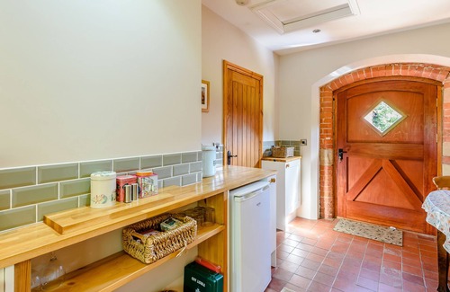 Sturton By Stow Cabaña | BARN END, family friendly, character holiday cottage in Saxilby