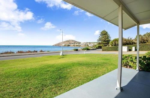 Encounter Bay Casa | Battye Cottage Beautiful Sea Views All Year Round