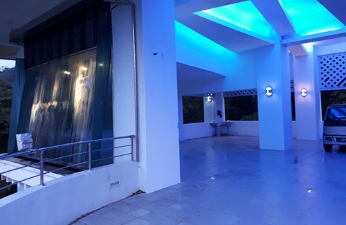 Batu Pahat Casa | Batu Pahat Villa única con piscina y vistas a la ciudad.