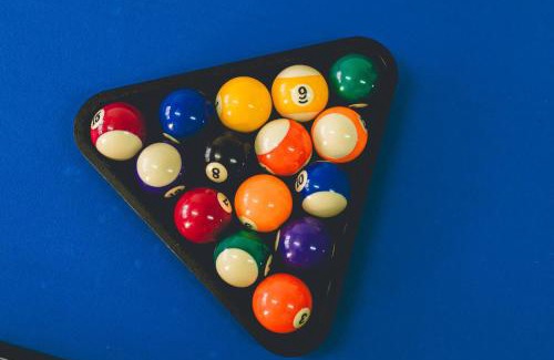 Batu Pahat Villa | Batu Pahat Sri Jaya Villa 4BR 18pax w Pool table by Our Stay