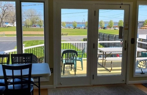 Sodus Point Casa | Vista de la bahía en el Punto; hermosa casa reformada de 4 estaciones, a pasos de la bahía y la playa