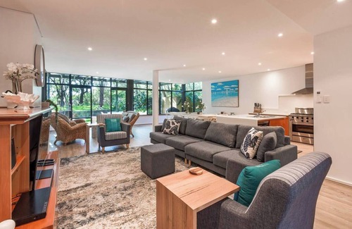 Broadwater Casa | Baydream Believer Lush Beachfront Resort Escape