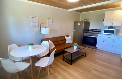 Bluewater Apartamento | Bayfield Getaway 1 Pool HotTub Near Grand Bend & Lake Huron Pet Friendly