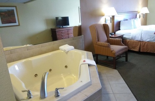 Clinton Hotel | Baymont by Wyndham Clinton