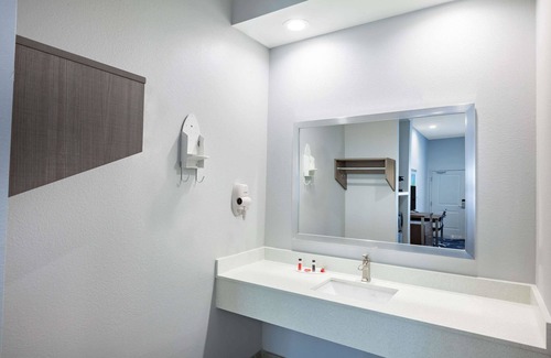 Southeast Houston Hotel | Baymont by Wyndham Houston Hobby Airport