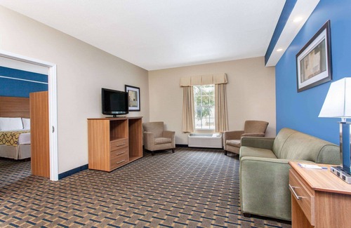 Southpoint Hotel | Baymont by Wyndham Jacksonville/Butler Blvd