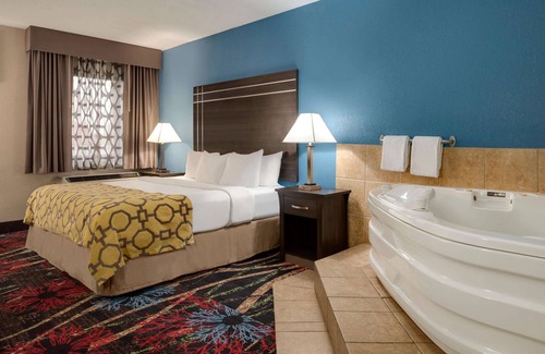 Muncie Hotel | Baymont by Wyndham Muncie Near Ball State University