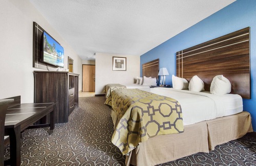 Muncie Hotel | Baymont by Wyndham Muncie Near Ball State University