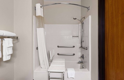 Waterloo Hotel | Baymont by Wyndham Waterloo