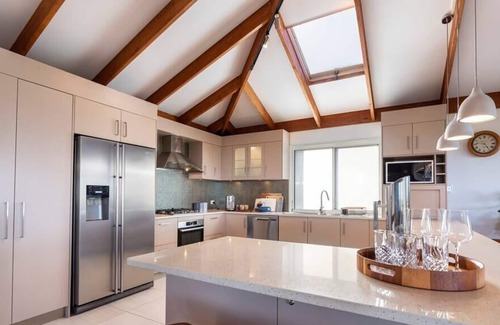 Buderim Casa | Bayu Lookout: Buderim escape with coastline views!