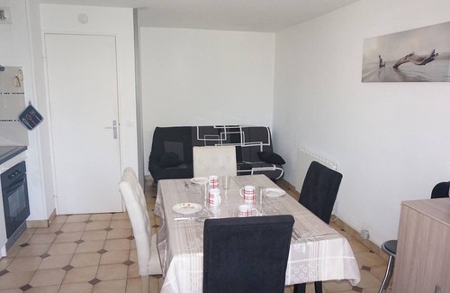 Merville-Franceville-Plage Apartamento | Apartamento en dúplex con acceso directo a la playa, balcón y parking gratuito