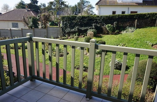 Merville-Franceville-Plage Apartamento | Apartamento en dúplex con acceso directo a la playa, balcón y parking gratuito