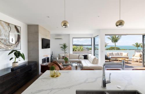 Kohimarama Villa | Beach bliss-Modern luxury holiday home at Kohimarama