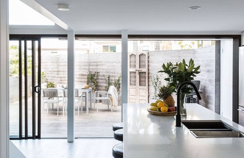 Sunshine Beach Villa | BEACH & CAFES - FIREPLACE - AIR CON - PETS